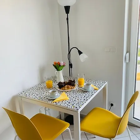 M A R 1 Apartment *